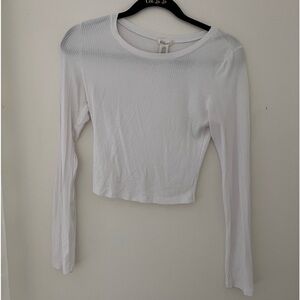 🤍white long sleeved crop top. ribbed. size L. fits like a small.